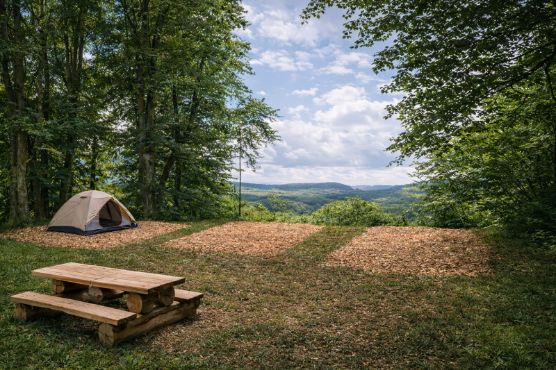 KI-generierte Visualisierung des Trekking-Camps: Zeltplatz mit Ausblick ins Filstal