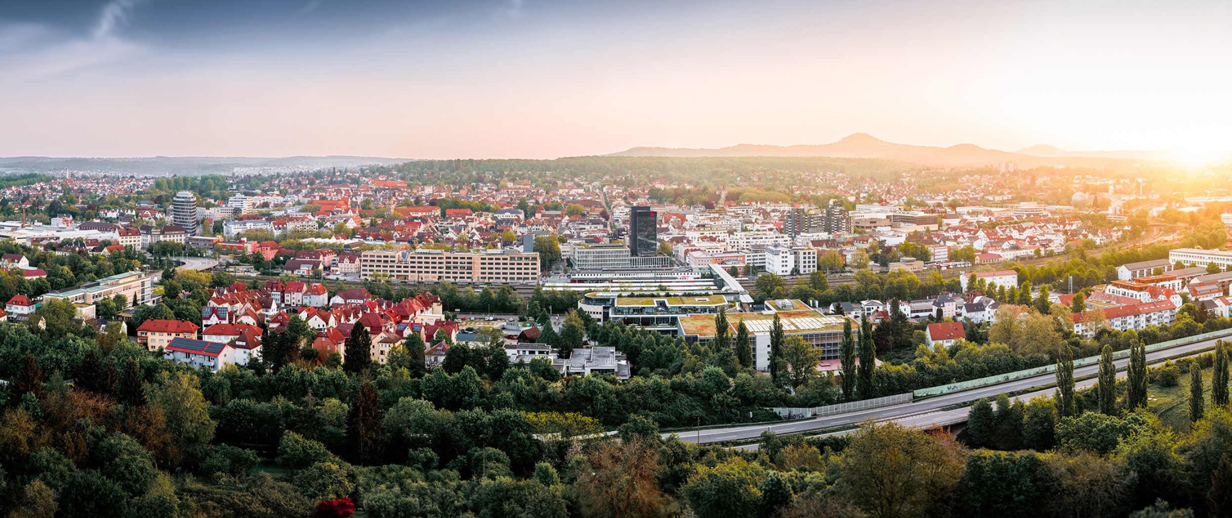 Stadt Göppingen im Morgenlicht, im Hintergrund die Drei Kaiserberge Stadt Göppingen im Morgenlicht, im Hintergrund die Drei Kaiserberge