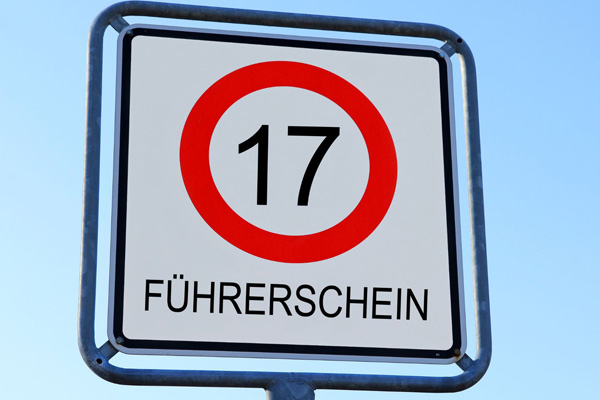 Begleitetes Fahren mit 17 Schild mit der Aufschrift: Führerschein 17