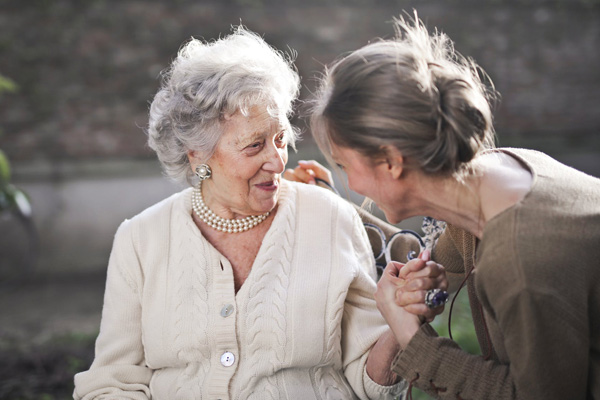 Welt-Alzheimertag (Bildquelle: Pexels) Junge Frau spricht liebevoll mit einer Seniorin (Bildquelle: Pexels)