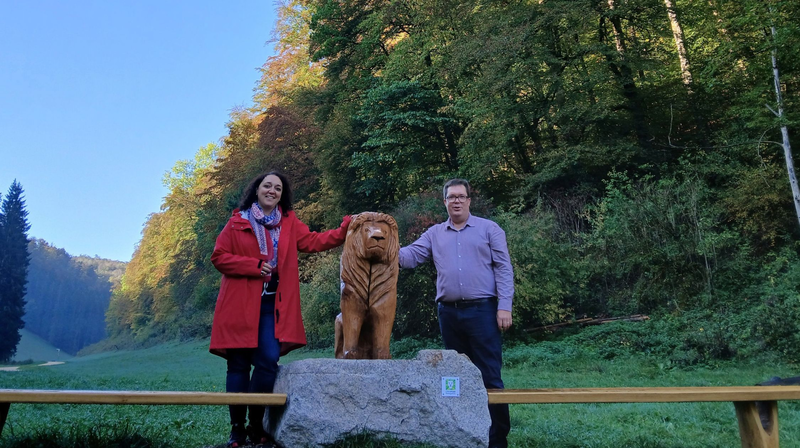 Bürgermeisterin Annette Kölle und Tourismusmangager Florian Pointke neben der neuen Löwenskulptur am Filsursprung Annette Kölle und Tourismusmangager Florian Pointke stehen neben der neuen Löwenskulptur aus Holz am Filsursprung