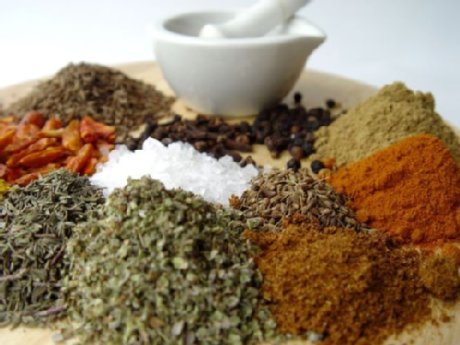 verschiedene Gewürze liegen auf einem Tisch 