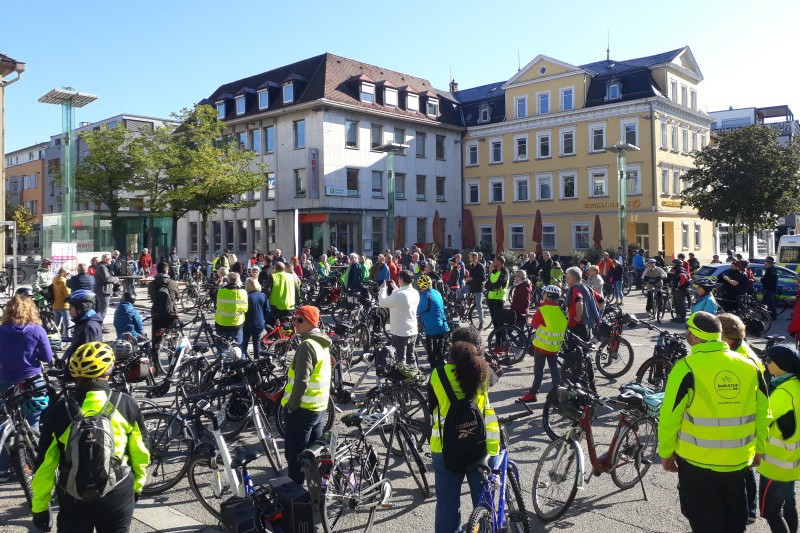 Radelnde auf dem Marktplatz Göppingen Radelnde auf dem Marktplatz Göppingen