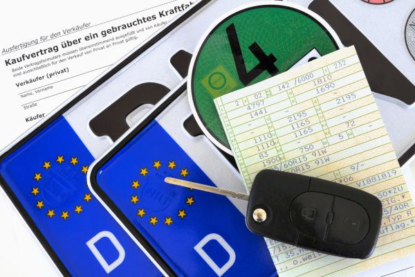 Kfz-Zulassung Kfz-Kennzeichen, Zulassungsbescheinigung, Kaufvertrag und Autoschlüssel