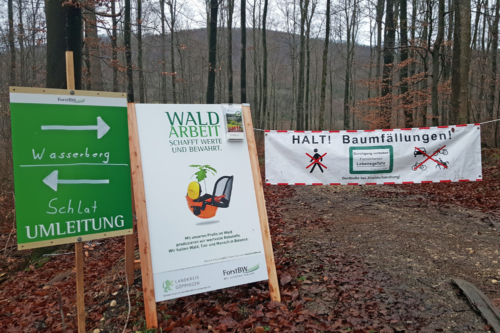 Gesperrter Waldweg mit Gefahrenhinweis (Quelle: Forstamt Göppingen)