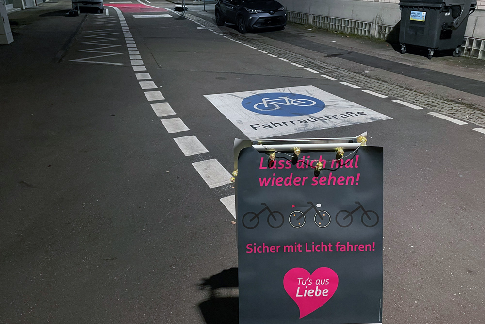 Plakat der Aktion in einer Fahrradstraße