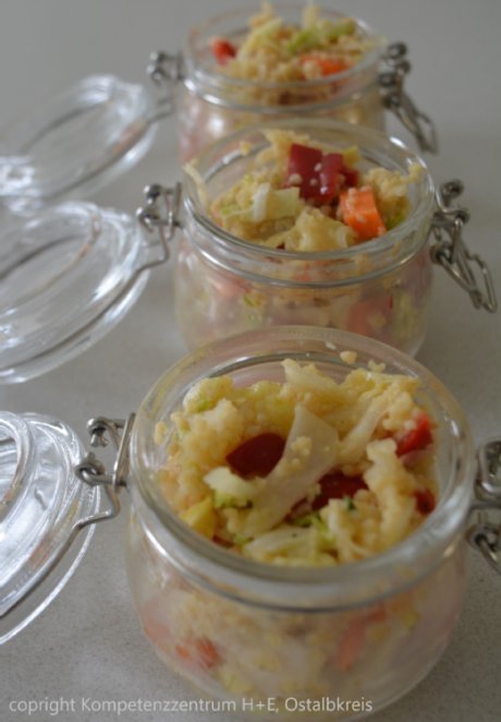 Couscous-Salat im Glas vorbereiteter Cousous-Salat im Glas