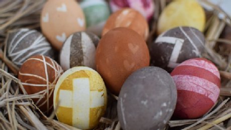 Bunt gefärbte Ostereier mit Muster, in einem Korb