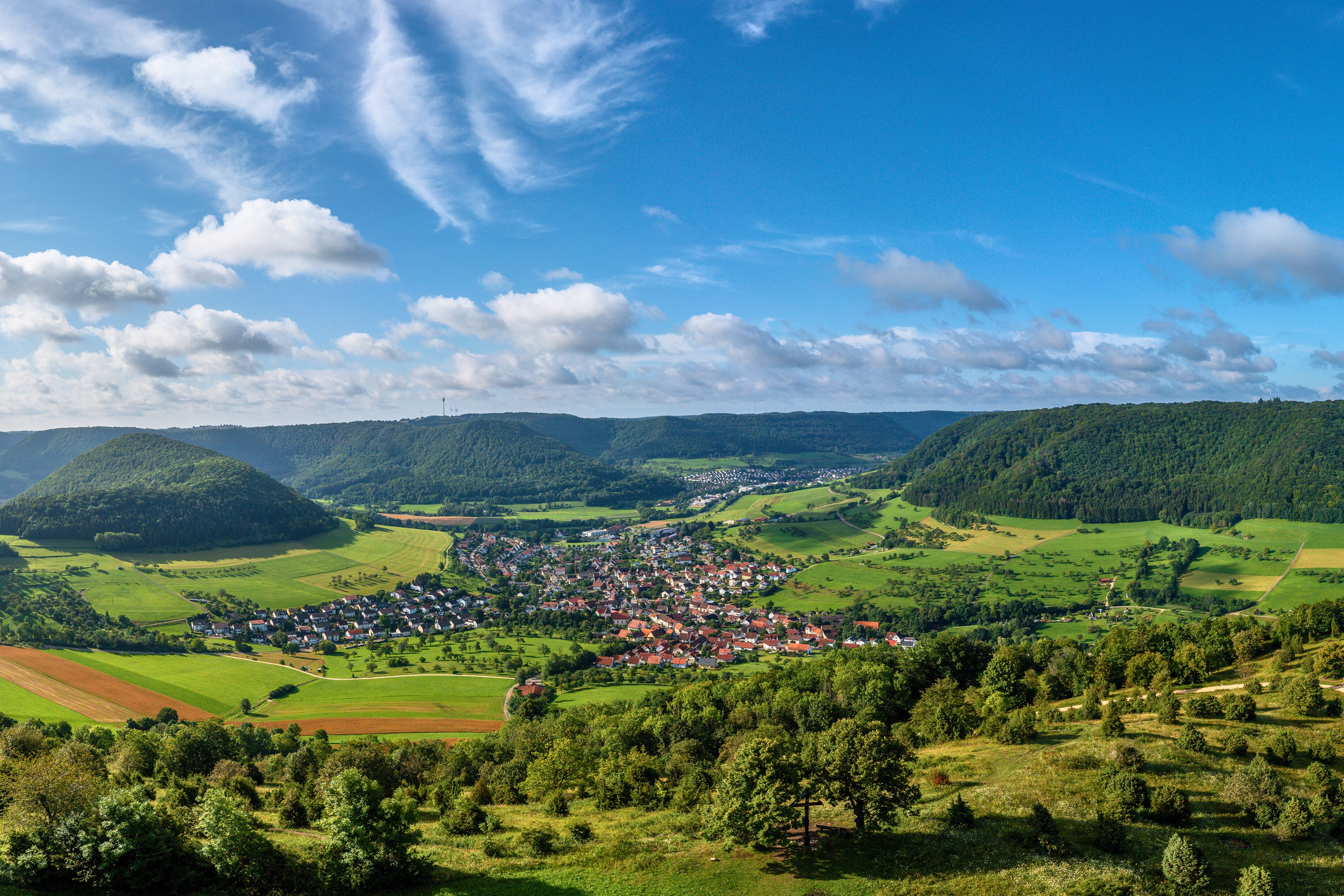 Luftbild vom oberen Filstal mit Bad-Überkingen, Hausen und dem Weigoldsberg