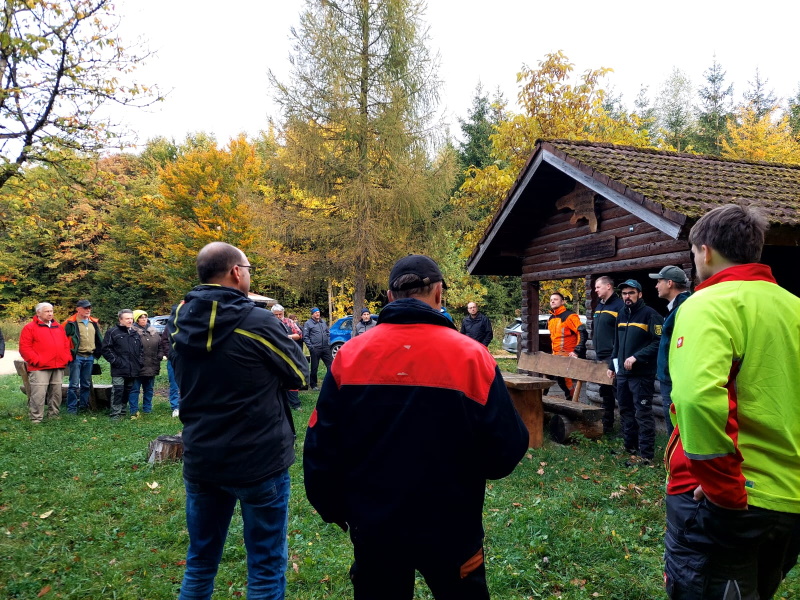 Fortbildungsteilnehmer und Förster bei der Fortbildung Fortbildungsteilnehmer und Förster bei der Fortbildung