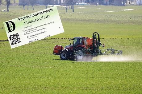 Traktor beim Ausbringen von Pflanzenschutzmittel auf Grünland, darüber ein Muster des Sachkundenachweises Pflanzenschutz