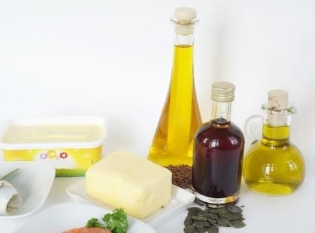 Öle in Flaschen, Butter und Margarine 