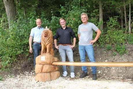 Gruppenbild mit Löwenbank auf der Heldentour in Lauterstein