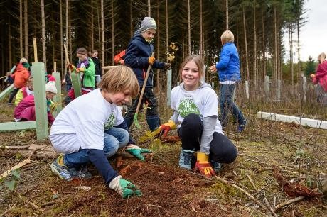 Kinder pflanzen während einer Klimaschutzakademie Bäume (Quelle: Landratsamt Göppingen, Fotograf: Roman Hermann)