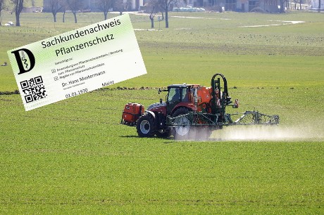 Traktor mit Pflanzenschutzspritze auf Grünland