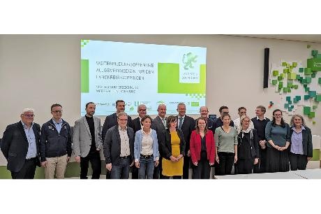 Gruppenbild der Teilnehmenden der Veranstaltung um den Vertragsabschluss des Weiterbildungsverbundes im Landkreis Göppingen