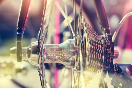 Ein Schloss spiegelt sich in einem Fahrrad Ein Schloss spiegelt sich in einem Fahrrad