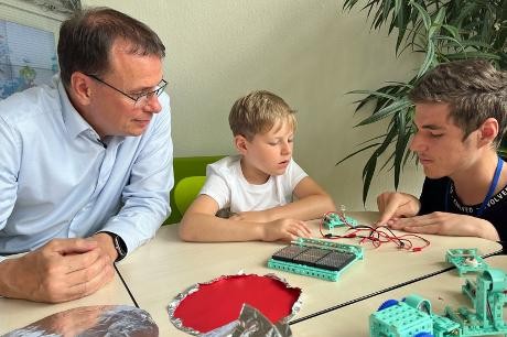 Staatssekretär Schebesta MdL an einer der Forschungsstationen