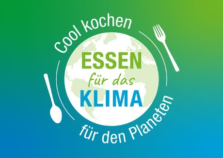 Essen für das Klima – Cool kochen für den Planeten Das Bild zeigt eine stilisierte Weltkugel mit dem Text: „Essen für das Klima – Cool kochen für den Planeten“. Links ist ein Löffel, rechts eine Gabel. Der Hintergrund ist ein Farbverlauf von Grün zu Blau. Die Botschaft: klimafreundlich kochen.