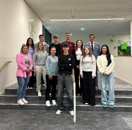 Das Bild zeigt die neuen Auszubildenden des Landratsamtes Göppingen mit dem Ersten Landesbeamten Herrn Jochen Heinz  im Foyer des Landratsamtes. 