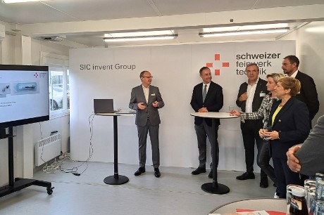 Besuchergruppe um Wirtschaftsministerin Dr. Hoffmeister-Kraut in einem Raum des besuchten Unternehmens. Der Geschäftsführer präsentiert.