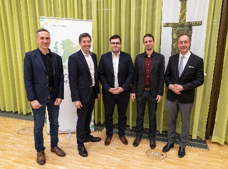 Die Preisträger mit Vertretern der Stauferstiftung, v. l. n. r.: Kreisarchivar Dr. Stefan Lang, Klaus Meissner (Kreissparkasse Göppingen), Dr. Stephan Pongratz, Dr. Michael Kienzle, Landrat Markus Möller Die Preisträger mit Vertretern der Stauferstiftung, v. l. n. r.: Kreisarchivar Dr. Stefan Lang, Klaus Meissner (Kreissparkasse Göppingen), Dr. Stephan Pongratz, Dr. Michael Kienzle, Landrat Markus Möller