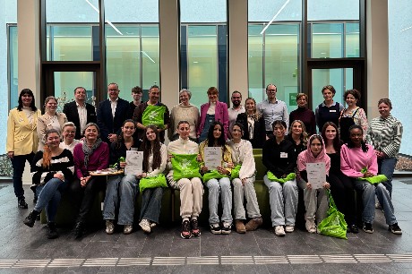 Pflege-Camp 2026 Gruppenbild der Teilnehmerinnnen und Teilnehmer des Pflege-Camps 2026. Einige präsentieren ihre Urkunden und Landkreis-Taschen.