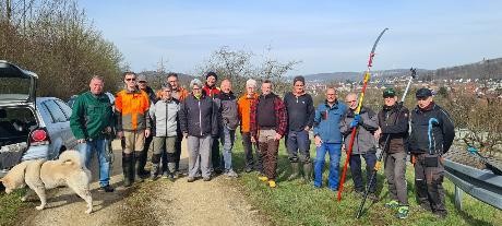 Gruppe der Teilnehmenden Alle Teilnehmer der Schnittaktion stehen im Halbkreis