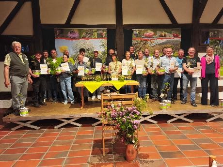 Gruppenbild aller Teilnehmer im Halbkreis vor den eingeschenkten Mosten