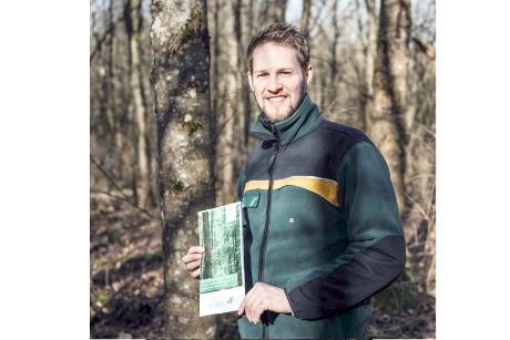 Sven Konzmann mit dem Waldkalender; Bildquelle: Kerstin Maier