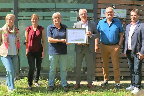 Zertifikatsübergabe zwischen Frau Dr. Zühlke und Landrat Wolff mit Mitarbeiterinnen und Mitarbeitern des Landratsamts