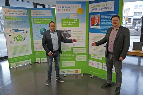 Der Bürgermeister aus Ebersbach/Fils Eberhard Keller und Andreas Mauderer von der Energieagentur des Landkreises Göppingen eröffnen die Wanderausstellung