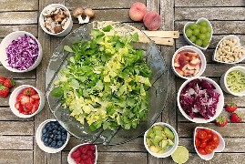 grüner Salat mit bunten Zutaten