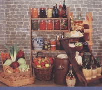 Holzregale gefüllt mit verschiedenen Lebensmitteln
