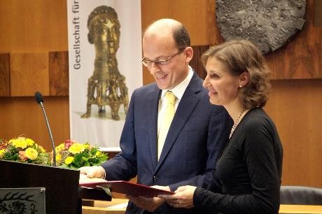 Dr. Hariolf Teufel, Kreissparkasse Göppingen, überreicht den Förderpreis 2010 an Dr. Julia Becker