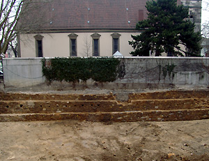 Reste der historischen Stadtmauer vor der Stadtkirche