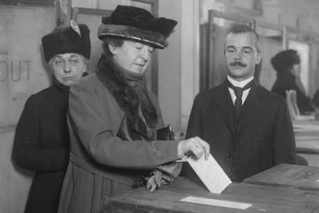 Frauen bei der Wahl (historisches Bild)