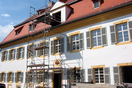 Foto eines Gerüsttreppenturmes als temporärer zweiter Rettungsweg während der Umbauarbeiten, am neuen Schloss Rechberghausen 