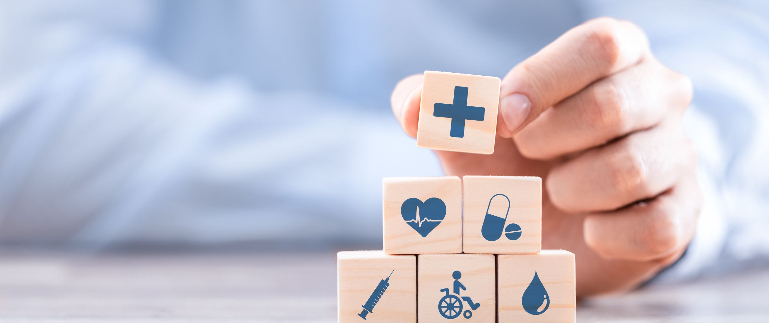 Pyramide mit Piktogrammen zu Gesundheitsthemen Pyramide aus Würfeln mit Piktogrammen zu Gesundheitsthemen