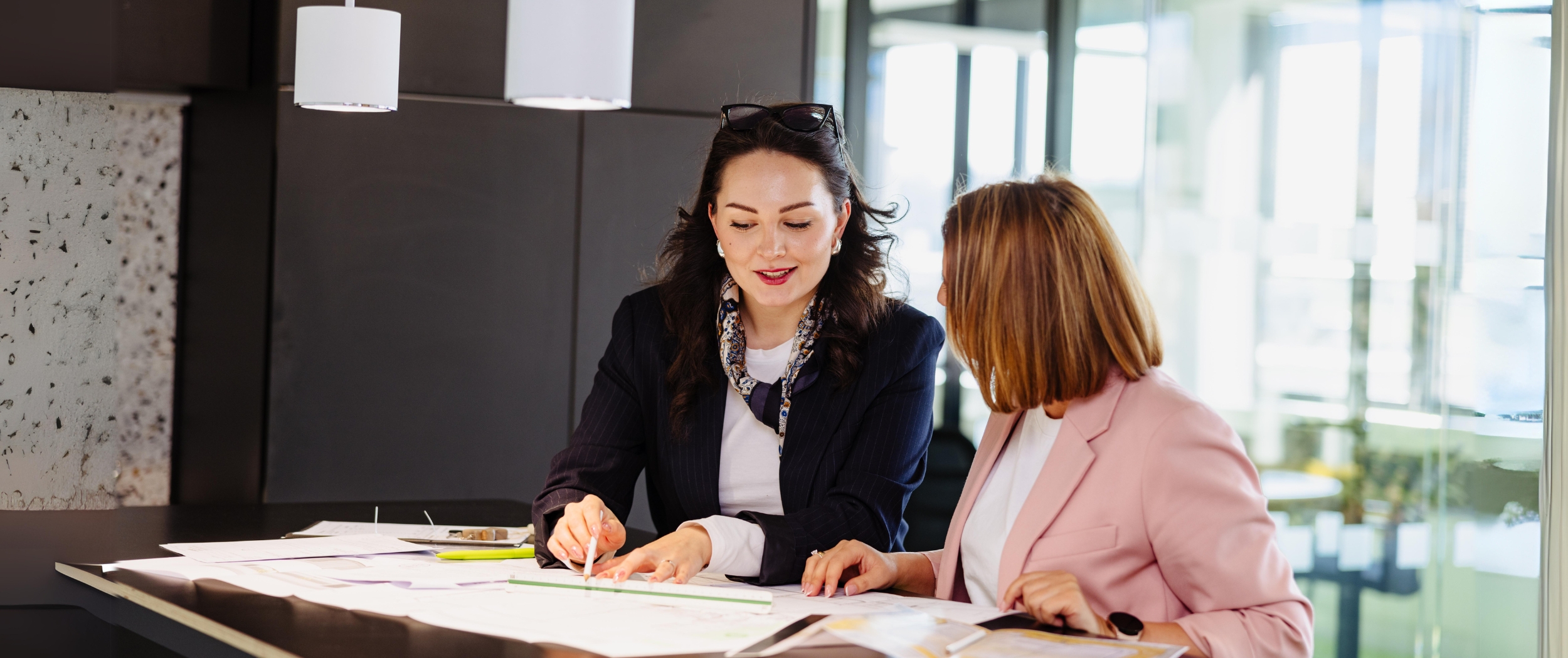 Beratung im Baurechtsamt Beratung einer Bürgerin im Baurechtsamt