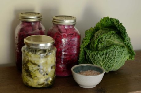 in Gläsern fermentiertes Gemüse 