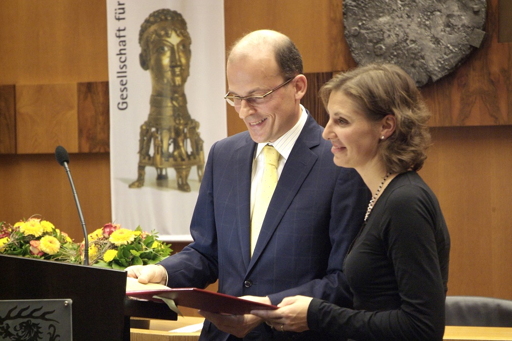 Dr. Hariolf Teufel, Kreissparkasse Göppingen, überreicht den Förderpreis 2010 an Dr. Julia Becker