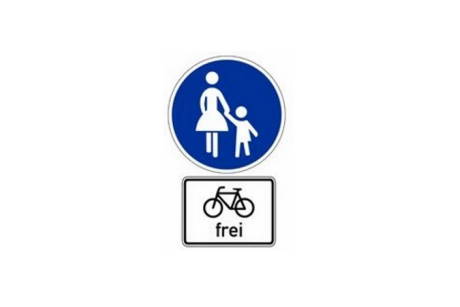 Verkehrszeichen Fußverkehr mit Zusatzschild Radverkehr frei