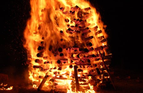 brennender Holzstapel