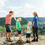 Familie beim Wandern im Landkreis Göppingen