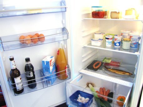 Geöffnete Kühlschranktür 