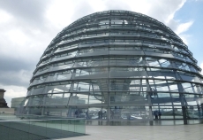 Glaskuppel des Reichstagsgebäudes in Berlin