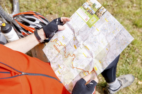 Radfahrer mit Landkarte