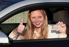 Junge Frau mit Führerschein
