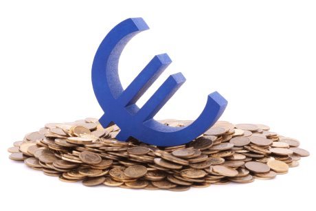 Blaues Eurozeichen auf Cent-Münzen